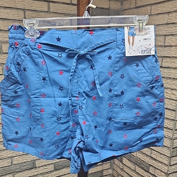 NWT Feeling Festive Ladies Stars Shorts SZ L Red And Blue - Picture 1 of 9